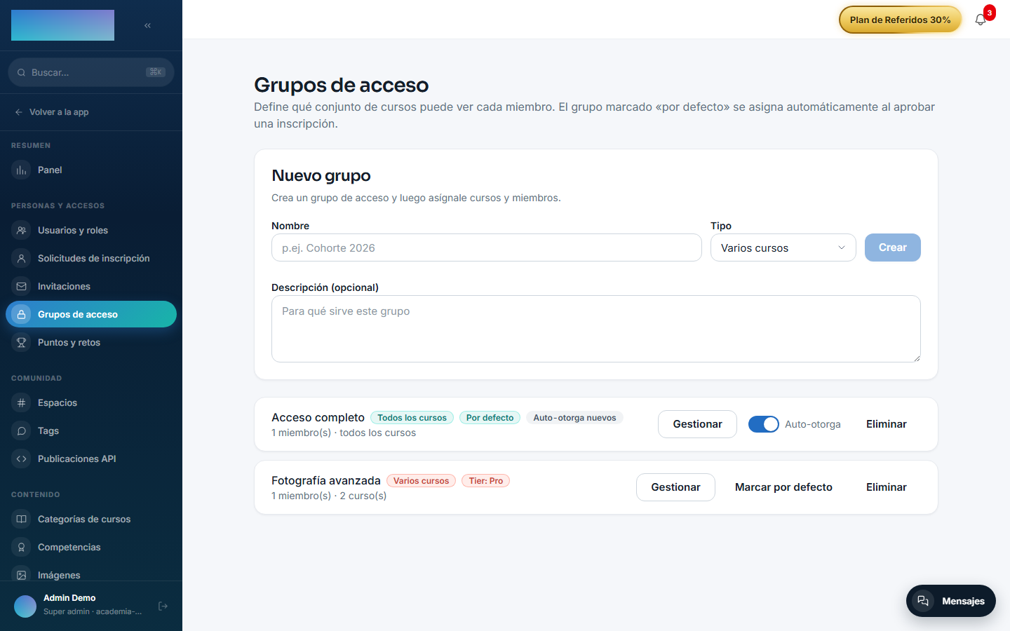 Listado de grupos de acceso con sus badges de tipo, «Por defecto» y vínculo con tier